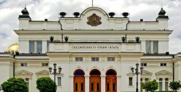 Лют скандал в парламента: Депутатите се изпокараха за парламентарния контрол img